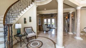 Rumah, 4 kamar tidur, menghadap laut | Pintu masuk interior