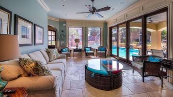 House, 6 Bedrooms, Ocean View, Sea Facing | Living area