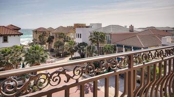 Rumah, 6 kamar tidur, pemandangan samudra, menghadap laut | Balkon