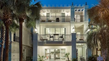Casa, 4 habitaciones, frente al mar | Vista frontal de la propiedad por la tarde o noche
