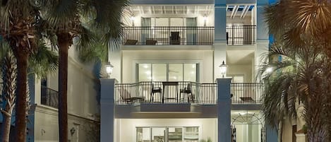 Ferienhaus, 4 Schlafzimmer, Meerseite | Fassade der Unterkunft – Abend/Nacht