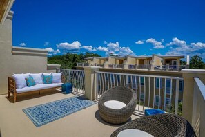 Casa, 4 quartos, vista para o oceano, de frente para o mar | Sacada