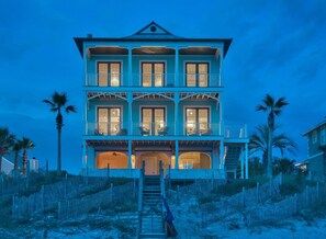 Huis, 5 slaapkamers, uitzicht op oceaan, aan het strand | Voorkant accommodatie - avond/nacht