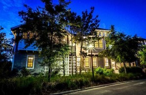 Nhà, 5 phòng ngủ, quang cảnh biển, đối diện biển | Mặt tiền nơi lưu trú - ban đêm