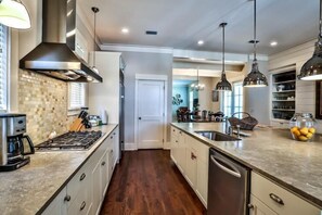 House, 5 Bedrooms, Ocean View, Sea Facing | Private kitchen