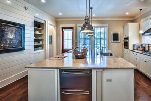 Nhà, 5 phòng ngủ, quang cảnh biển, đối diện biển | Bếp riêng | Tủ lạnh, lò vi sóng, dụng cụ pha cà phê/trà