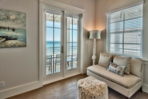House, 6 Bedrooms, Ocean View, Beachfront | Living area