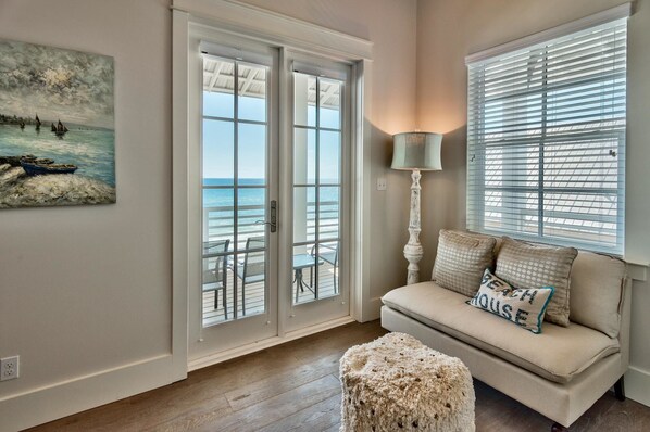 House, 6 Bedrooms, Ocean View, Beachfront | Living area