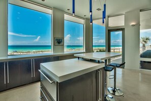 In-room dining - The White House of Holiday Isle 6 Bedroom Holiday Home by Five Star Properties (Destin)