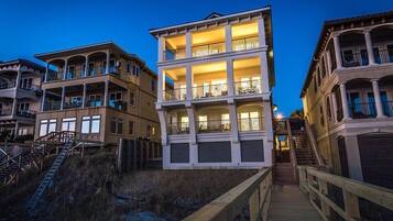 Nhà, 6 phòng ngủ, quang cảnh biển, sát bãi biển | Mặt tiền nơi lưu trú - ban đêm