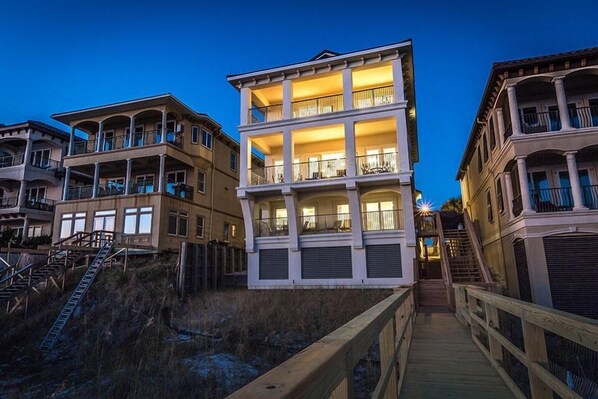 Casa, 6 habitaciones, vista al océano, frente al mar | Vista frontal de la propiedad por la tarde o noche