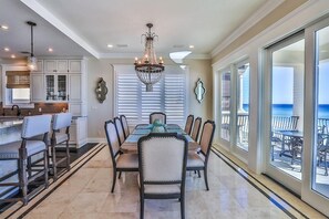 House, 6 Bedrooms, Ocean View, Beachfront | In-room dining