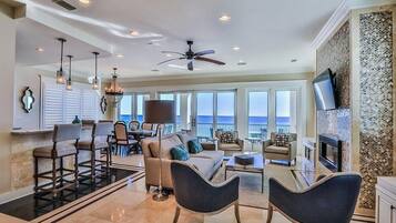 Rumah, 6 kamar tidur, pemandangan samudra, menghadap pantai | Area keluarga