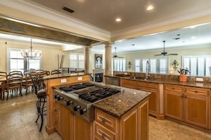 Maison, 5 chambres, vue sur lâocĂ©an, face Ă la mer | Cuisine privĂ©e | RĂ©frigĂ©rateur, four Ă micro-ondes, cafetiĂšre-thĂ©iĂšre