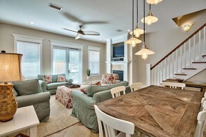 Huis, 4 slaapkamers, uitzicht op zee | Dineren in de kamer