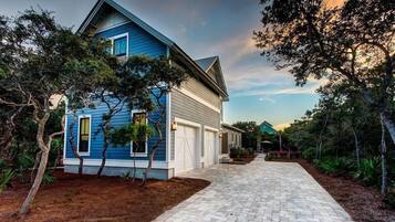 House, 5 Bedrooms, Sea Facing | Property grounds