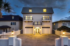 Casa, 6 habitaciones, vista al océano, frente al mar | Vista frontal de la propiedad por la tarde o noche