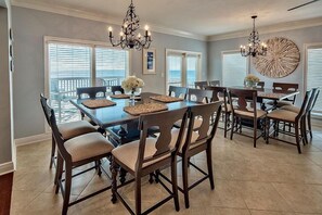 House, 6 Bedrooms, Ocean View, Beachfront | In-room dining