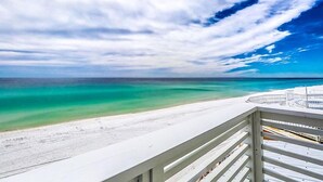 A beach view with a white sandy shore and a clear blue sky. - Kates Porch 7 Bedroom Holiday Home by Five Star Properties (Miramar Beach)