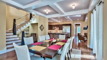 House, 4 Bedrooms, Sea Facing | In-room dining