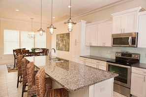 Huis, 4 slaapkamers, uitzicht op zee | Privékeuken | Een koelkast, een magnetron, een koffiezetapparaat/waterkoker