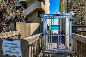 House, 4 Bedrooms, Sea Facing | Property entrance