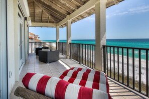 Casa, 5 quartos, vista para o oceano, de frente para a praia | Sacada
