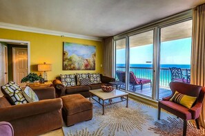 House, 3 Bedrooms, Ocean View, Beachfront | Living area