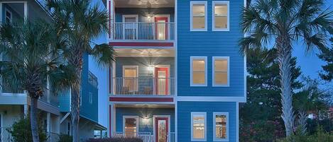 Ferienhaus, 4 Schlafzimmer, Meerseite | Fassade der Unterkunft – Abend/Nacht