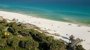 A beach resort with a white sandy beach, clear turquoise water, and palm trees. - MAISON PAR LEAU 3 Bedroom Holiday Home by Five Star Properties (Destin)