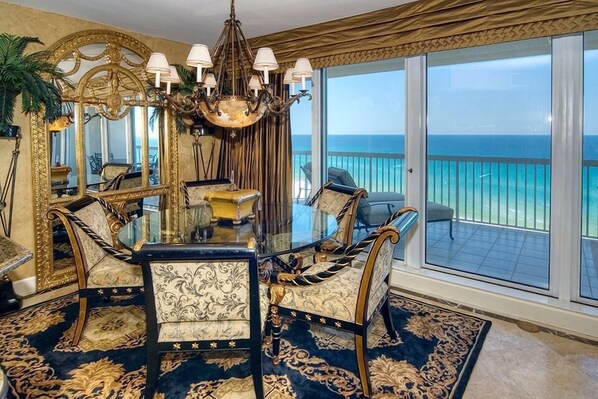 Maison, 3 chambres, vue océan, en front de plage | Restauration dans la chambre