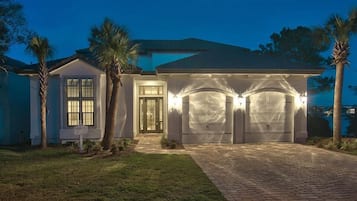 Talo, 5 makuuhuonetta, meren rannalla | Majoituspaikan julkisivu illalla/yöllä