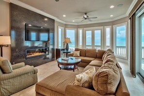 House, 6 Bedrooms, Ocean View, Beachfront | Living area