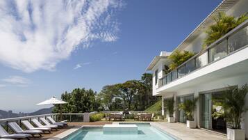 Outdoor pool, pool umbrellas, sun loungers