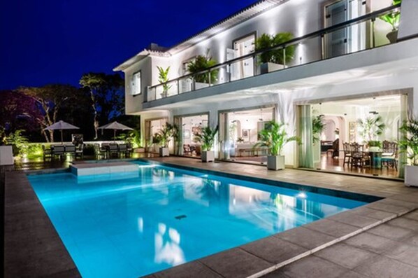 Front of property – evening/night - Vila Santa Teresa (Rio de Janeiro)