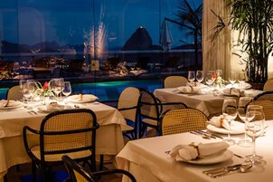 供应早餐、午餐和晚餐，泳池景观