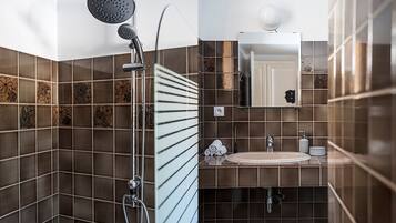 Amenidades de baño gratuitas, secadora de cabello, pantuflas, toallas