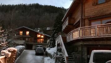 Vista frontal de la propiedad por la tarde o noche