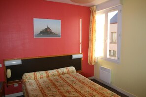 Decoración personalizada, muebles diferentes, escritorio y wifi gratis 