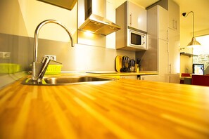 アパートメント 1 ベッドルーム | 1 室のベッドルーム、羽毛の掛け布団、デスク、遮光カーテン