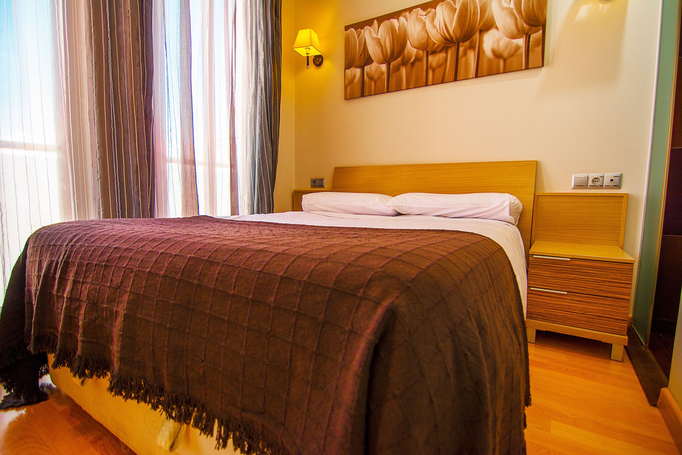 1 室のベッドルーム、羽毛の掛け布団、デスク、遮光カーテン