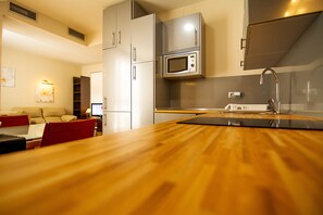 アパートメント 1 ベッドルーム | 専用キッチン | 大型冷蔵庫、電子レンジ、オーブン、コンロ