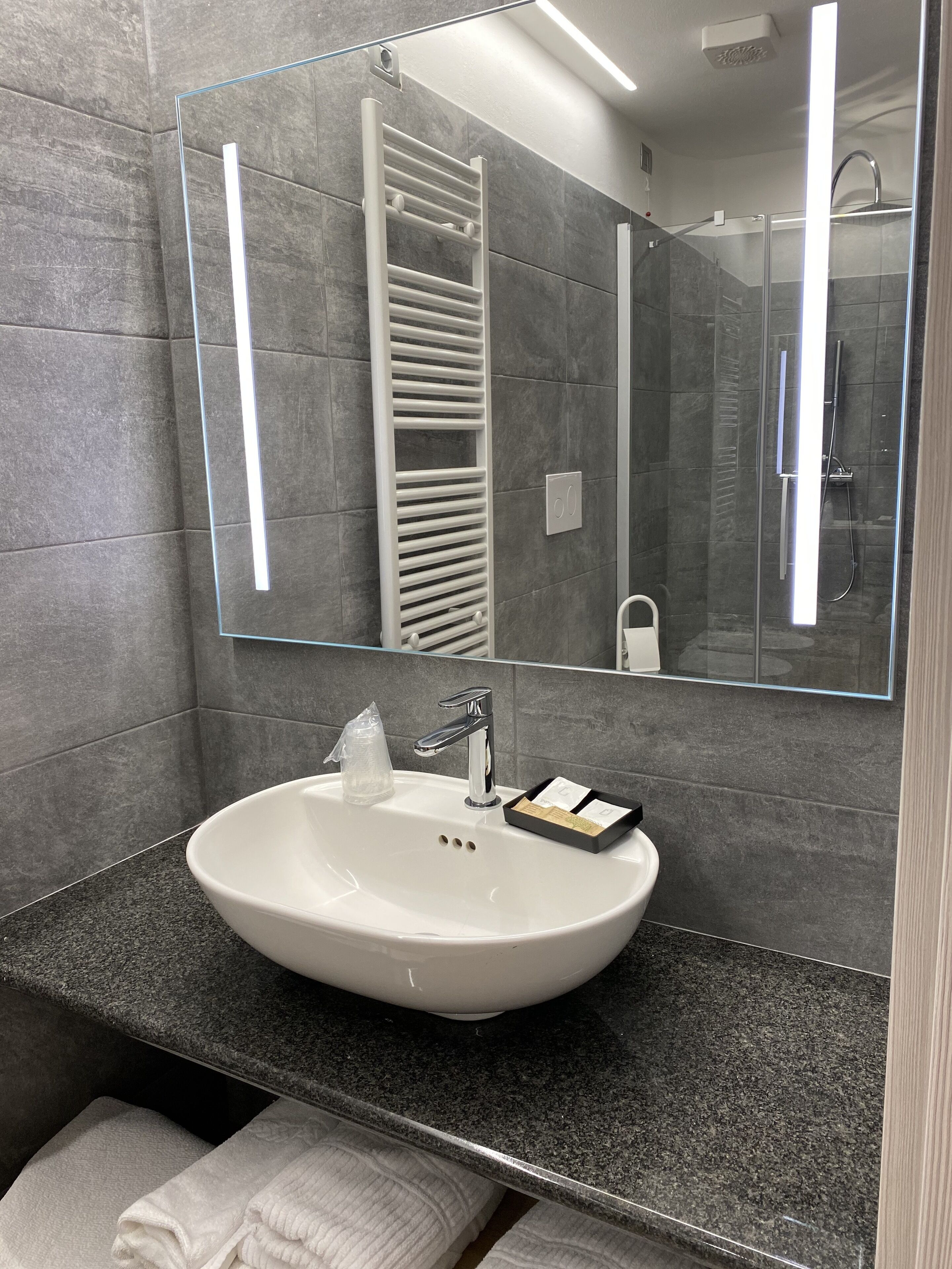 Shower, rainfall showerhead, free toiletries, hair dryer
