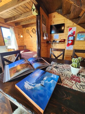 Cabin | Living area | 24-inch LCD TV with satellite channels, TV - Cabañas Alechen (El Calafate)