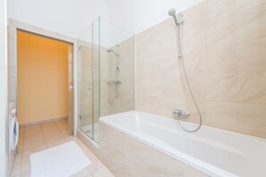 Deluxe-Apartment, 1 Schlafzimmer, Stadtblick | Badezimmer | Badewanne und Dusche (separat), Komfortbadewanne