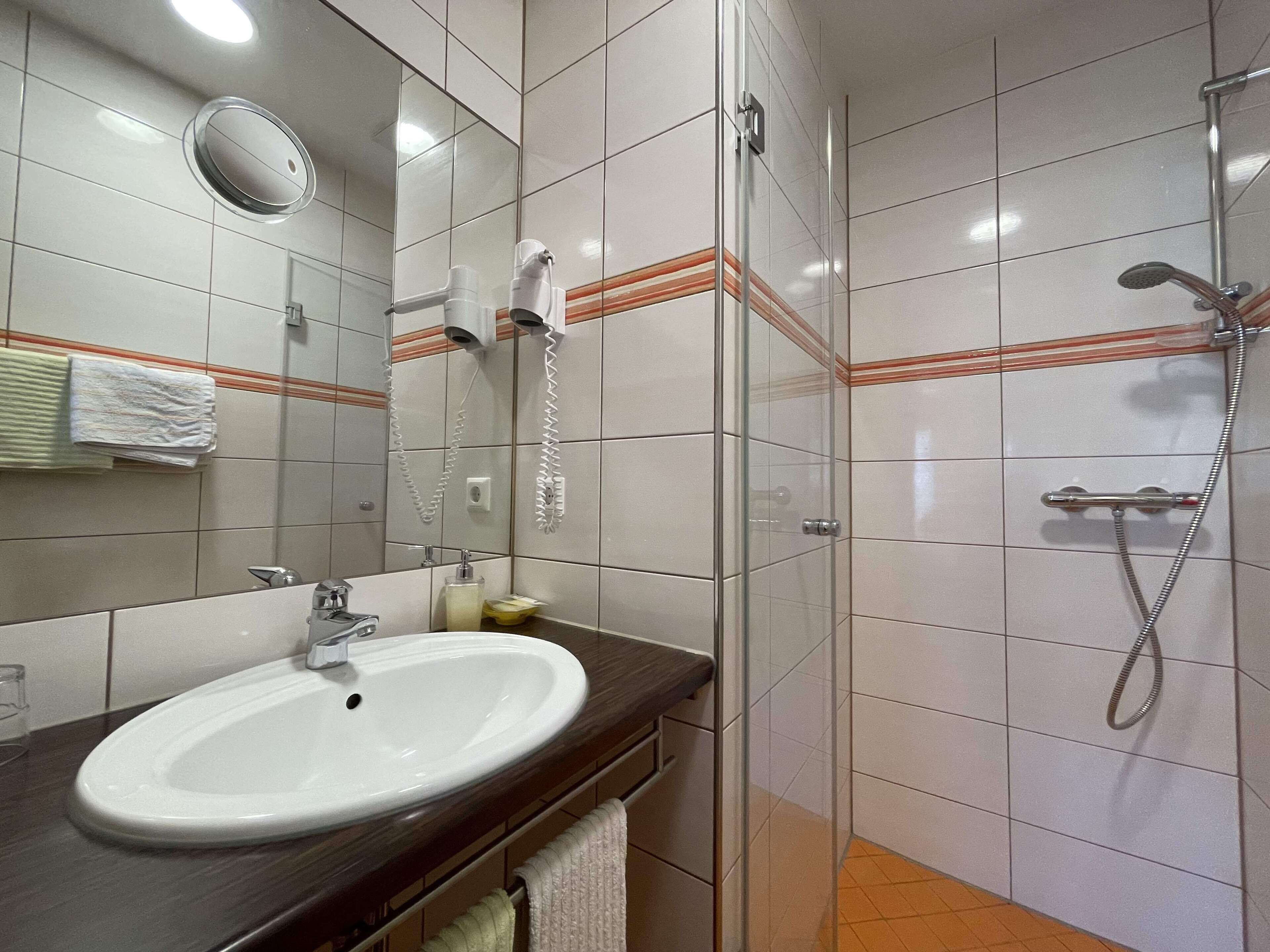 triple room, balcony | bathroom | shower, free toiletries, hair dryer, towels