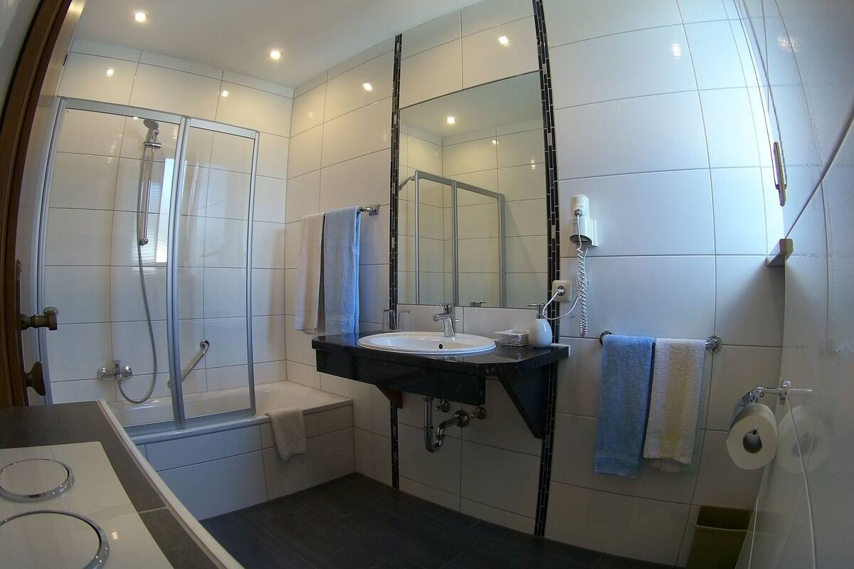triple room | bathroom | shower, free toiletries, hair dryer, towels