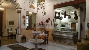 Desayuno de cocina local (EUR 7.50 por persona) 