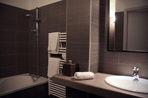 Douche, articles de toilette gratuits, sèche-cheveux