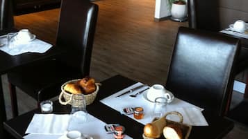 Petit déjeuner continental (8.50 EUR par personne)